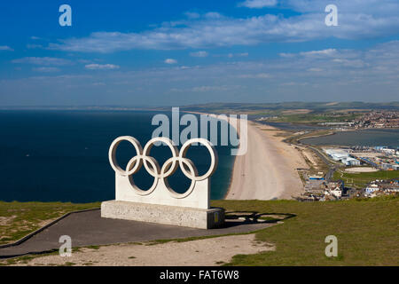 Die 2012 Olympischen Ringe Gedenk- und Chesil Beach aus Portland Heights, Dorset, England, UK Stockfoto