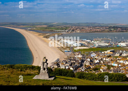 Die 'Spirit of Portland' Statue von Joanna Szuwalska über Chesil Beach und Hafen von Portland, Dorset, England, UK Stockfoto