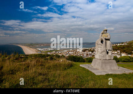 Die 'Spirit of Portland' Statue von Joanna Szuwalska über Chesil Beach und Hafen von Portland, Dorset, England, UK Stockfoto