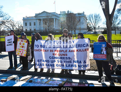 Washington, DC, USA. 4. Januar 2016. Eine Kundgebung, die Rechtsvorschriften über die Pistole Gewaltprävention und Reglementierung von Waffenbesitz gefordert ist vor dem weißen Haus in Washington, D.C., Hauptstadt der USA, 4. Januar 2016 statt. Bildnachweis: Bao Dandan/Xinhua/Alamy Live-Nachrichten Stockfoto