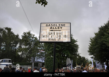 Das täglich veränderte Schild für die Gasoline Alley im Goodwood Revival, hier im Jahr 2015. Jesus sagt, fahre es, als hättest du es gestohlen Stockfoto