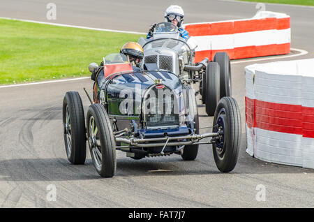 Ein klassischer Bugatti Type 51, der beim Goodwood Revival 2015 durch die Schikane fährt Stockfoto