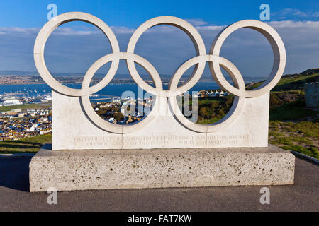 Die 2012 Olympischen Ringe Gedenk- und Chesil Beach aus Portland Heights, Dorset, England, UK Stockfoto