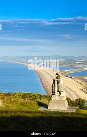 Die 'Spirit of Portland' Statue von Joanna Szuwalska über Chesil Beach und Hafen von Portland, Dorset, England, UK Stockfoto