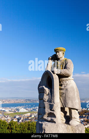 Die 'Spirit of Portland' Statue von Joanna Szuwalska über dem Hafen von Portland, Dorset, England, UK Stockfoto