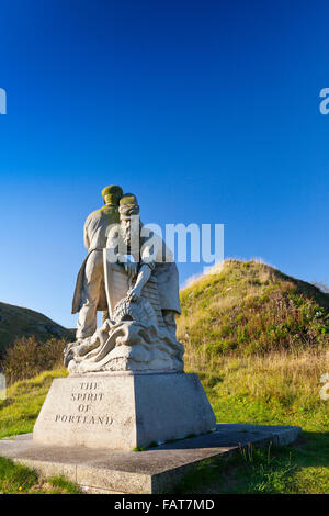 Die 'Spirit of Portland' Statue von Joanna Szuwalska über dem Hafen von Portland, Dorset, England, UK Stockfoto