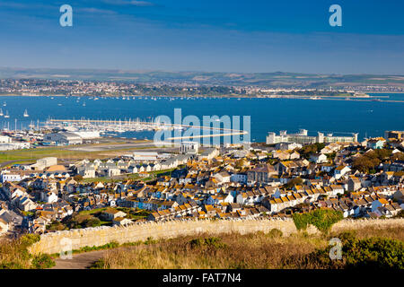Wren und Portland Harbour mit der 2012 Olympic Yacht-Center, Dorset, England, UK Stockfoto