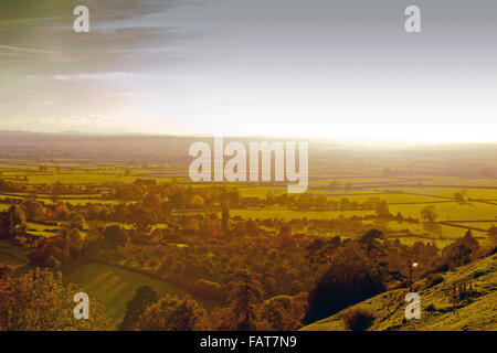Sonnenuntergang über dem Dorf Sutton Montis vom Gipfel des Hügels historischen Cadbury in Somerset, England, UK Stockfoto