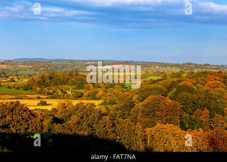 Compton Pauncefoot Kirche umgeben von herbstlichen Wäldern vom Gipfel des Hügels historischen Cadbury in Somerset, England, UK Stockfoto