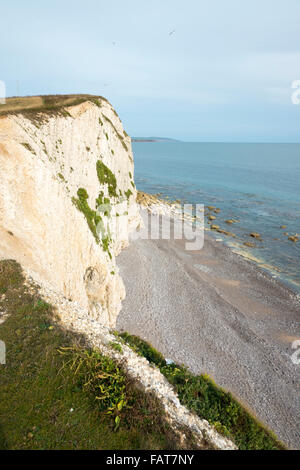 Eine Landschaftsansicht der Kreidefelsen und der Küste bei Tennyson Down an der Südküste der britischen Isle Of Wight Stockfoto