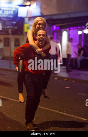 Eine Frau bekommt ein Schweinchen wieder auf Greyfriars Road. Stockfoto