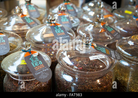 Glasgläser mit Tee Tea House Emporium in Bath, Großbritannien Stockfoto