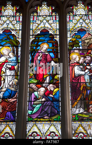 Der Innenraum von Bath Abbey, Detail der Glasmalerei-Fenster - Bath, Somerset, UK Stockfoto