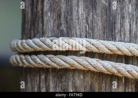 Closeup-Knoten der dicken Seil um einen hölzernen Pfahl gebunden Stockfoto
