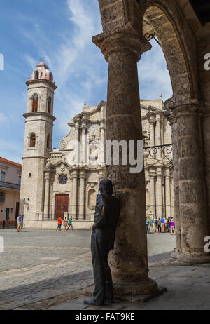 Die Statue von Antonio Gades mit Blick auf die Plaza De La Catedral in Havanna Vieja. Stockfoto