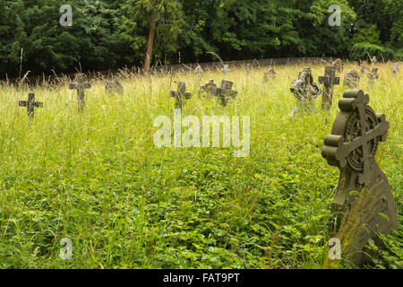 Friedhof mit üppigen grünen Rasen bewachsen Stockfoto