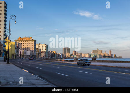 Ein Lada reist im Schatten eines frühen Morgens auf dem Malecon Ozean Highway in Havanna. Stockfoto