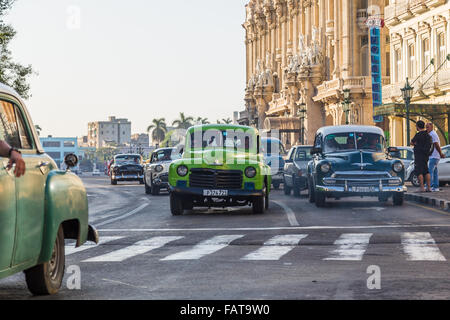 Eines meiner letzten Bilder von Havanna & es ist typisch wie sonnendurchfluteten Gebäude die Kulisse für einen Frame voll von alten Autos bieten Stockfoto