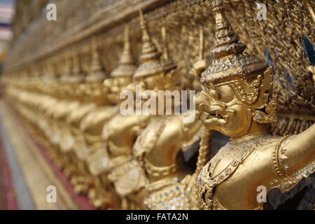 Garudas und Nagas auf externe Dekorationen Ubosoth, Wat Phra Kaeo Tempel, Grand Palace, Bangkok, Thailand Stockfoto