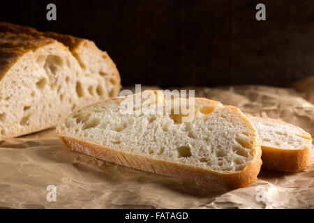 Frisches Weißbrot mit brauner Kruste über Papier geschnitten Stockfoto