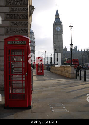 Telefon-Boxen in einer Reihe mit Blick auf das House of Parliament in London, England Stockfoto