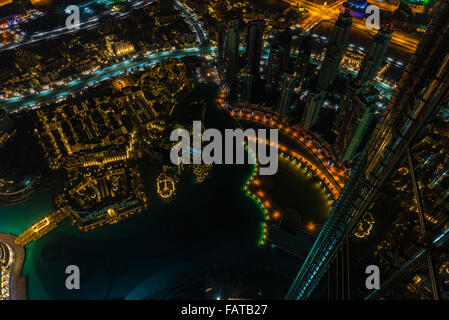 Dubai downtown Nachtszene mit Citylights. Draufsicht von oben Stockfoto