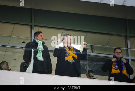 LVIV, UKRAINE - 14. November 2015: Präsident von Slowenien Borut Pahor (L) und Präsident der Ukraine Petro Poroschenko beobachten die foo Stockfoto