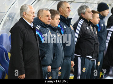 LVIV, UKRAINE - 14. November 2015: Cheftrainer der Ukraine Fußball-Nationalmannschaft Mykhailo Fomenko und seine Assistenten suchen auf während der UEFA EURO 2016 Play-off Finale Spiel gegen Slowenien Stockfoto