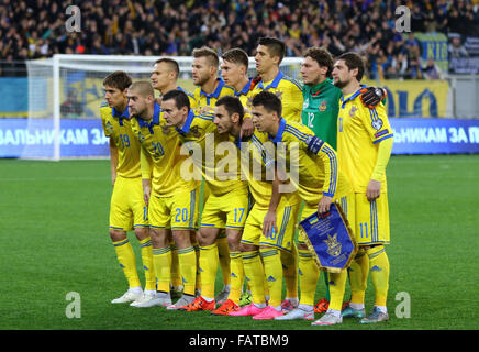 LVIV, UKRAINE - 14. November 2015: Spieler der Ukraine National Football Team Pose für ein Gruppenfoto vor der UEFA EURO 2016 Play-off für die Endrunde Spiel gegen Slowenien in Lviv Arena in Kiew Stockfoto