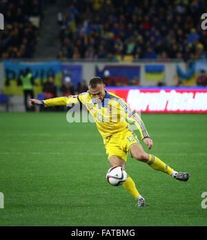 LVIV, UKRAINE - 14. November 2015: Vyacheslav Shevchuk der Ukraine steuert eine Kugel während der UEFA EURO 2016 Play-off für endgültige Tourn Stockfoto