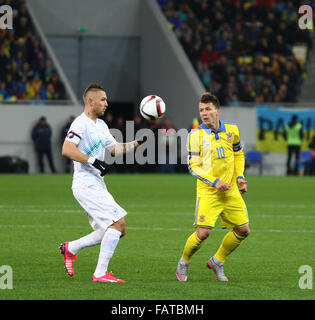 LVIV, UKRAINE - 14. November 2015: Yevhen Konoplyanka der Ukraine (R) kämpft für eine Kugel mit Jasmin Kurtic von Slowenien während der Stockfoto