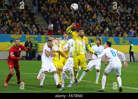 LVIV, UKRAINE - 14. November 2015: Ukrainisch (in gelb) und slowenischen Fußballer kämpfen um einen Ball während der UEFA EURO 2016 Stockfoto