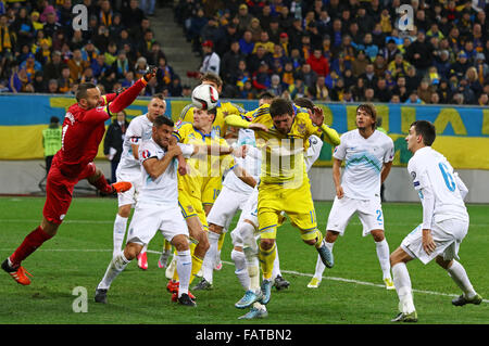 LVIV, UKRAINE - 14. November 2015: Ukrainisch (in gelb) und slowenischen Fußballer kämpfen um einen Ball während der UEFA EURO 2016 Stockfoto