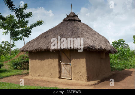 Traditionelle hausgemachte in Kenia aus Schlamm mit einem Strohdach mit einem aufgeräumten Garten. Stockfoto