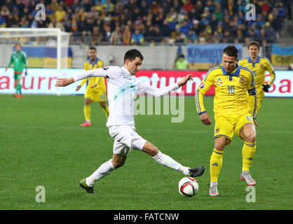 LVIV, UKRAINE - 14. November 2015: Yevhen Konoplyanka Ukraine (R) Kämpfe für eine Kugel mit Branko Ilic Slowenien während ihrer Stockfoto