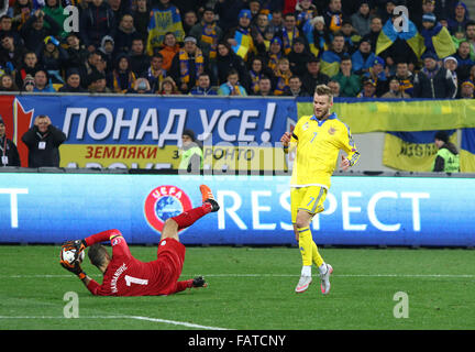 LVIV, UKRAINE - 14. November 2015: Torwart Samir Handanovic von Slowenien (L) und Andriy Yarmolenko der Ukraine in Aktion Stockfoto