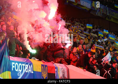 LVIV, UKRAINE - 14. November 2015: Ukrainische Ultra Unterstützer (Ultras) brennen Fackeln während der UEFA EURO 2016 Play-off für die Endrunde Spiel zwischen der Ukraine und Slowenien in Lviv Arena Stockfoto