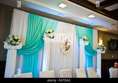 Hochzeit Dekoration auf Tisch des Brautpaares Stockfoto