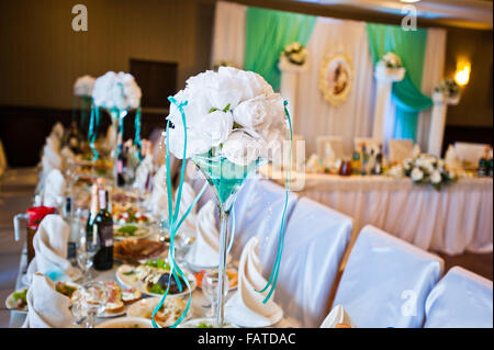 Blumenstrauß am Tisch des Gastes auf Hochzeit Stockfoto