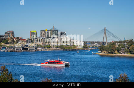 Australien, New South Wales, Sydney, Darling Harbour, Blick auf Jones Bay Wharf und Pyrmont Point Park und Anzac Bridge Stockfoto