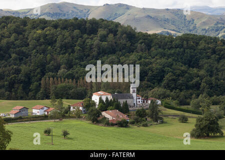 Dorf der Bussunarits-Sarrasquette entlang der Voie du Piémont Route des Camino de Santiago. Stockfoto