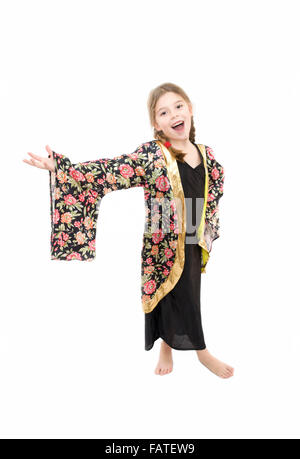 junges Mädchen spielen Dress up trägt einen japanischen Kimono und singen auf weißem Hintergrund Stockfoto