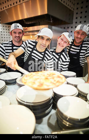 Pizza Express Restaurant öffnet in der weißen Rose Shopping Centre in Leeds Yorkshire Pizzaiolos Pizza Köche American pizza Stockfoto