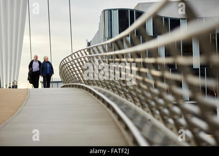 MediaCity Granada ITV Coronation Street in Salford Quays modernes Design Brücke Gehweg Fußweg Pathwa Schifffahrtskanal überqueren gesetzt Stockfoto