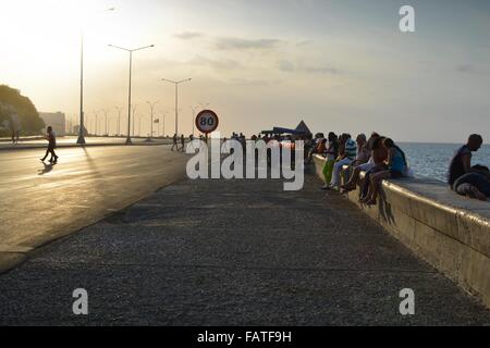 einheimischen versammeln sich in der Abendsonne entlang dem Deich der Malecon Havanna Kuba Stockfoto