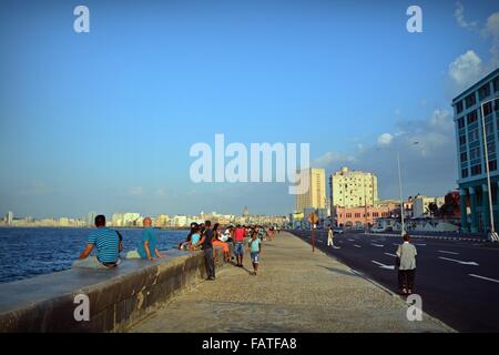 einheimischen versammeln sich im Abendlicht entlang dem Deich von der Malecon in Havanna Kuba Stockfoto