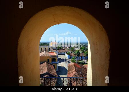 gerahmte Blick auf Trinidad über geflieste Dächer und Palmen und Meer durch einen Bogen im Museum Turm Stockfoto