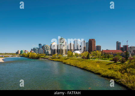 Bogen Sie-Fluss und die Stadt Skyline von Calgary Alberta Kanada Stockfoto
