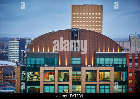 Blick vom Rathaus von Manchester Uhrturm Gebäude mit Blick auf 82 König Street Manchester Skyline vor Sonnenuntergang betrachten Stockfoto