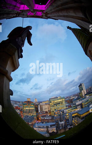 Blick vom Rathaus von Manchester Uhrturm Blick auf Gebäude mit Blick auf König Street Flagge anzeigen blickte hoch viewpoi Stockfoto